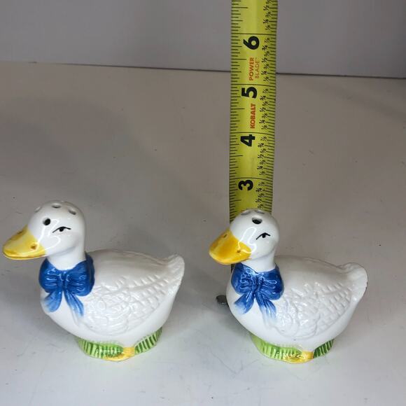 VTG White Geese Ducks Blue Ribbon‎ Salt & Pepper Shaker KMC USA Cottagecore READ - Picture 8 of 9